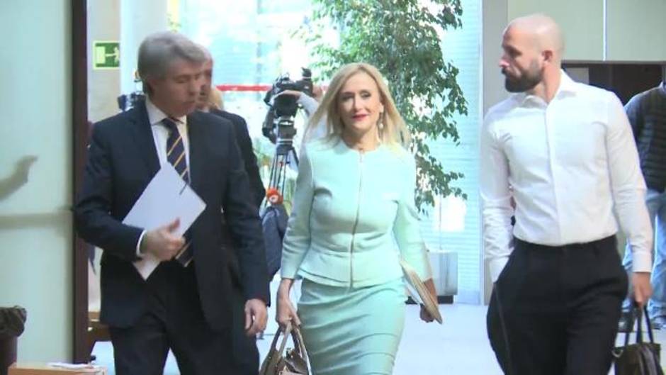 Cifuentes pide la "baja temporal de militancia" en el PP