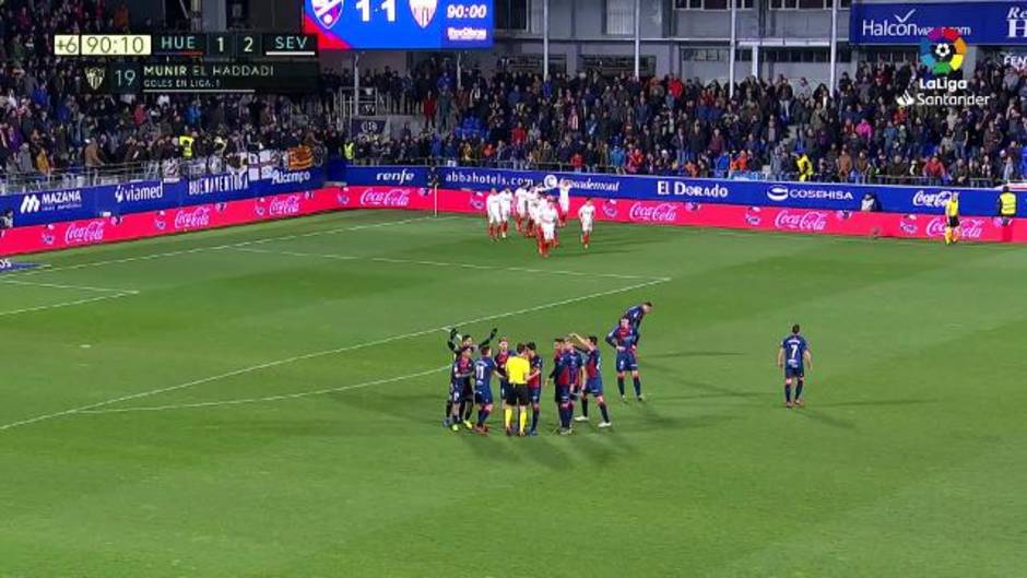 El gol anulado a Munir tras la intervención del VAR en el Huesca 2-1 Sevilla