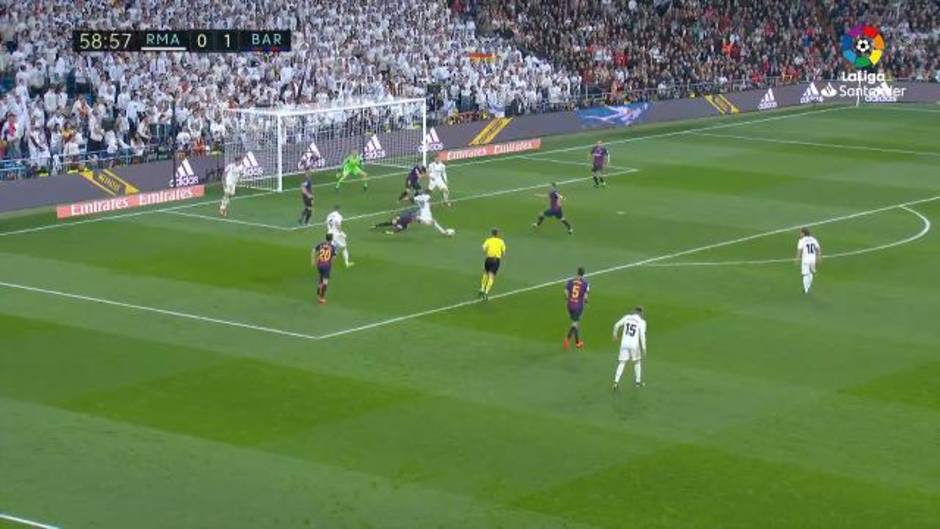 Ocasión de Vinicius desbaratada por Lenglet en el Real Madrid 0-1 Barcelona