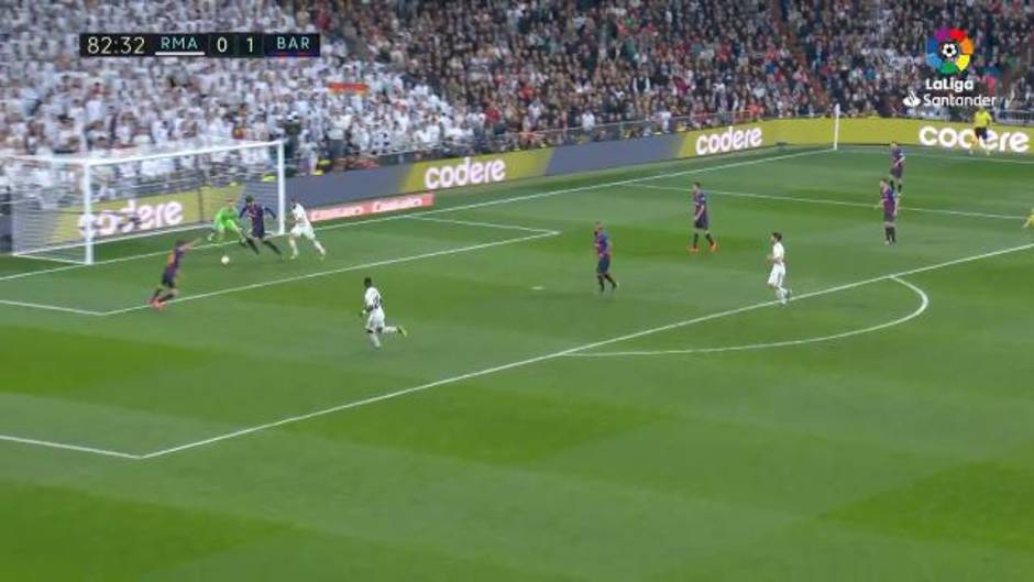 Temeraria acción de Piqué ante Benzema en el Real Madrid 0-1 Barcelona