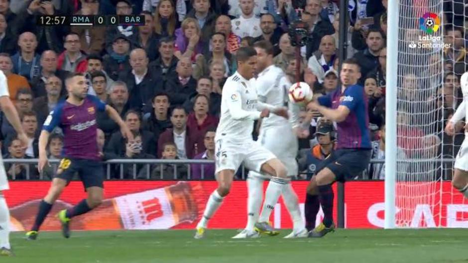 Gol salvado por Lenglet en el Real Madrid 0 - 1 Barcelona