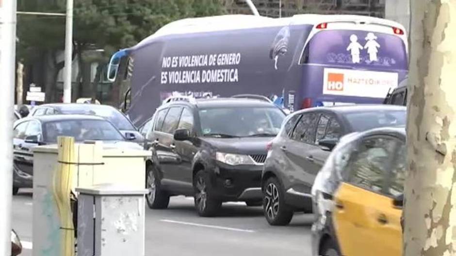 El autobús de HazteOir.org es recibido violentamente en Barcelona