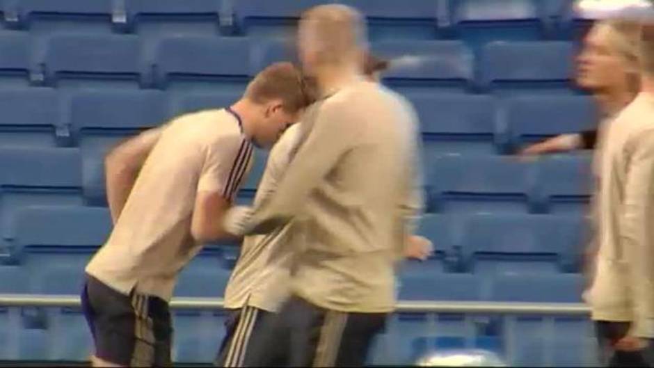 El Ajax entrena en el Santiago Bernabéu antes del encuentro de Champions