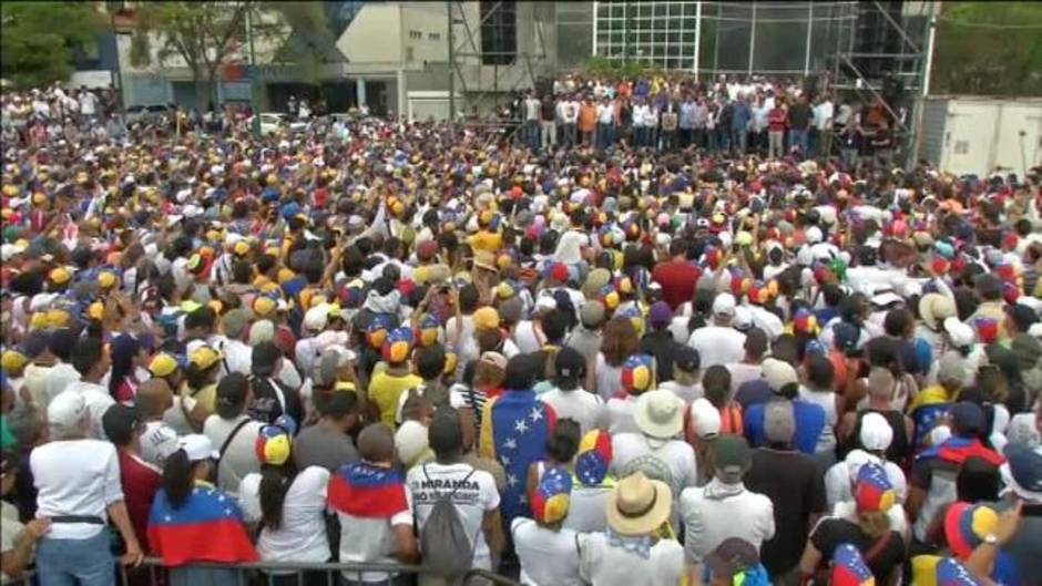 Juan Guaidó entra libremente en Venezuela ante el clamor popular y con la amenaza de arresto de Maduro