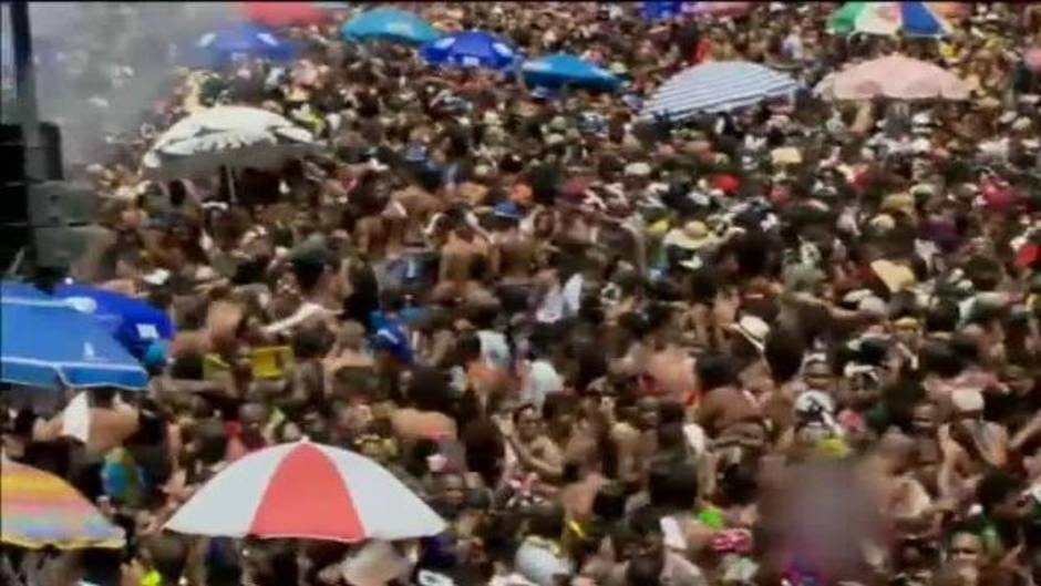 Pelea multitudinaria en el carnaval de Brasil