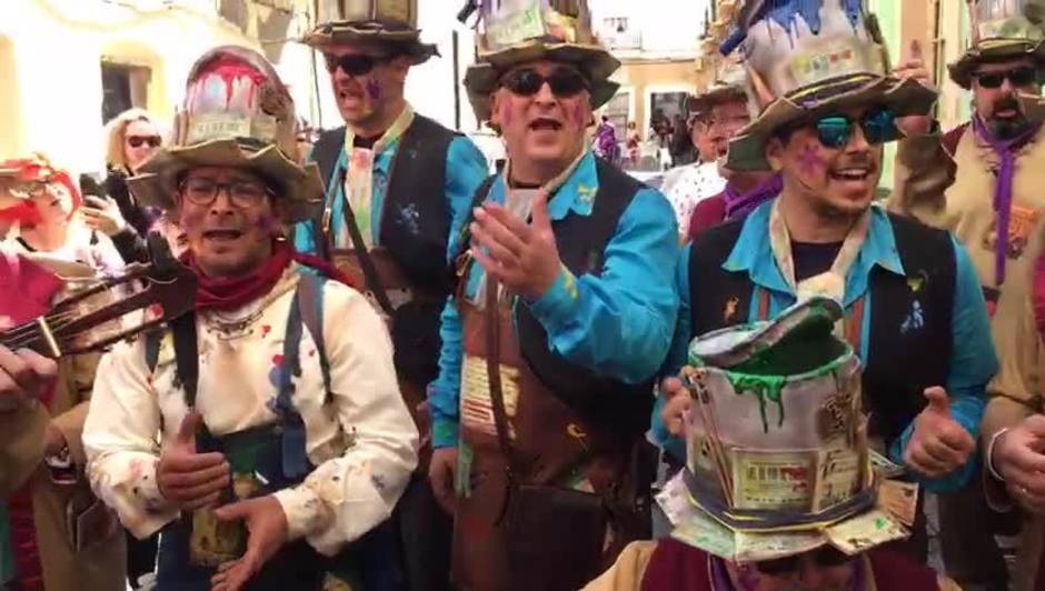 Ambientazo en el carrusel de Coros del Mentidero el sábado de Carnaval en Cádiz