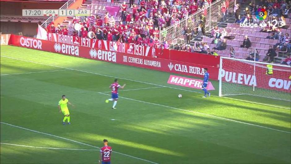 Pombo intenta sorprender a Rui Silva desde el mediocampo en el Granada 1-0 Zaragoza