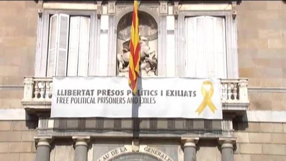 El gobierno de Cataluña mantiene el suspense sobre la retirada de lazos y esteladas