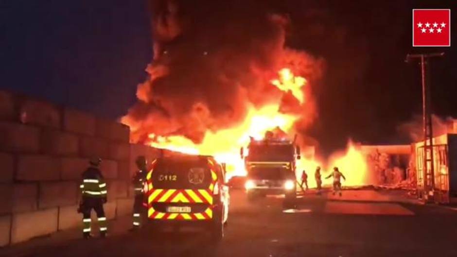 Aparatoso incendio en una nave de reciclaje en Alcorcón