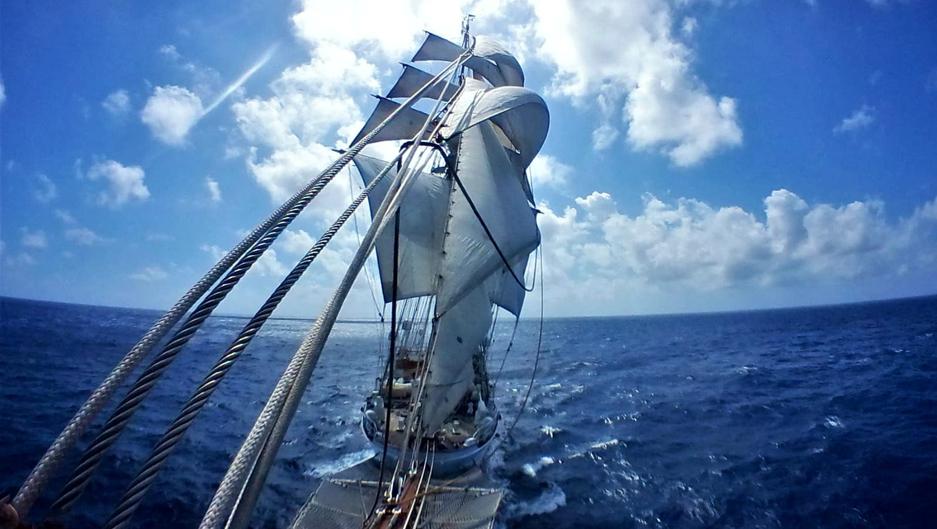 Así navega el Juan Sebastián de Elcano con todo el aparejo dado