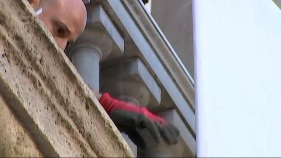 Un comando antilazos descuelga un lazo amarillo del ayuntamiento de Barcelona