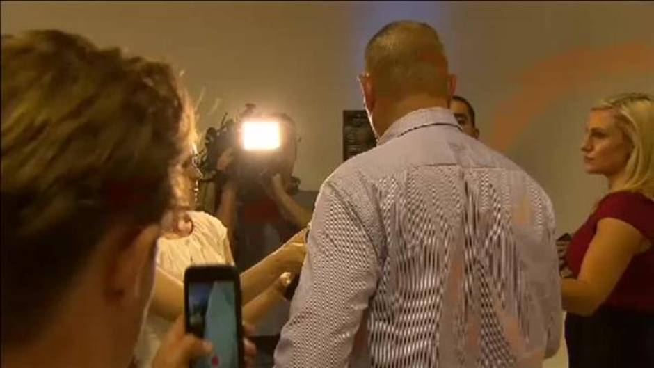 Un joven explota un huevo en la cabeza de un polémico senador supremacista