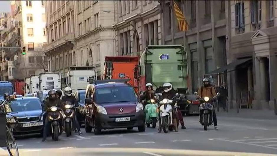 Los camioneros del puerto de Barcelona protestan contra la precariedad laboral