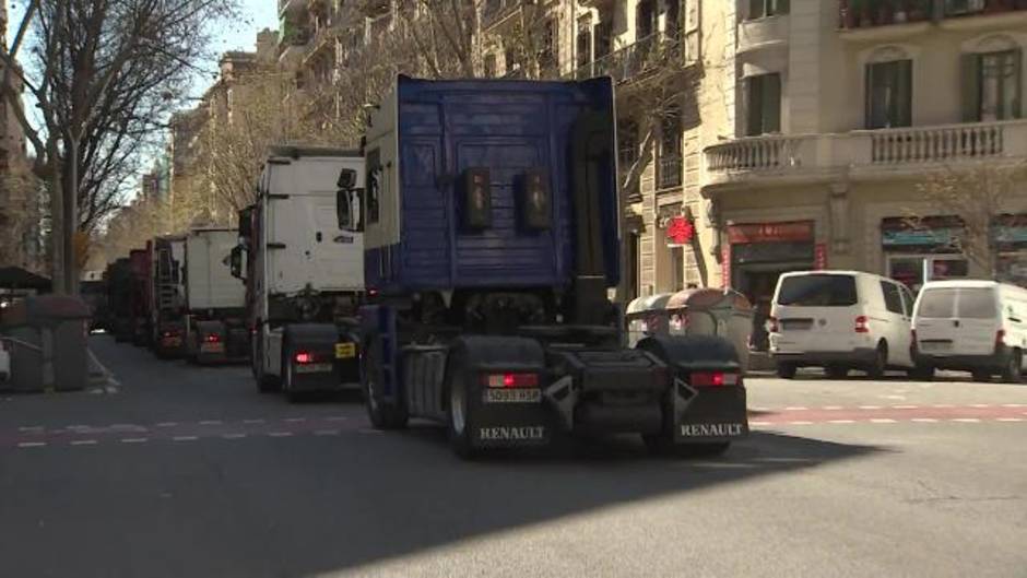 Marcha lenta de transportistas en Barcelona
