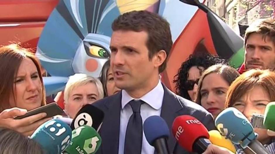 Casado exige a Sánchez que garantice la retirada de lazos amarillos