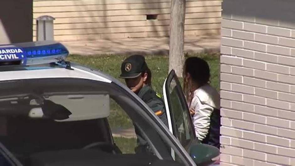 La Guardia Civil registra la casa de la pareja de Godella acusada de haber matado a golpes a sus dos hijos de 3 años y 5 meses