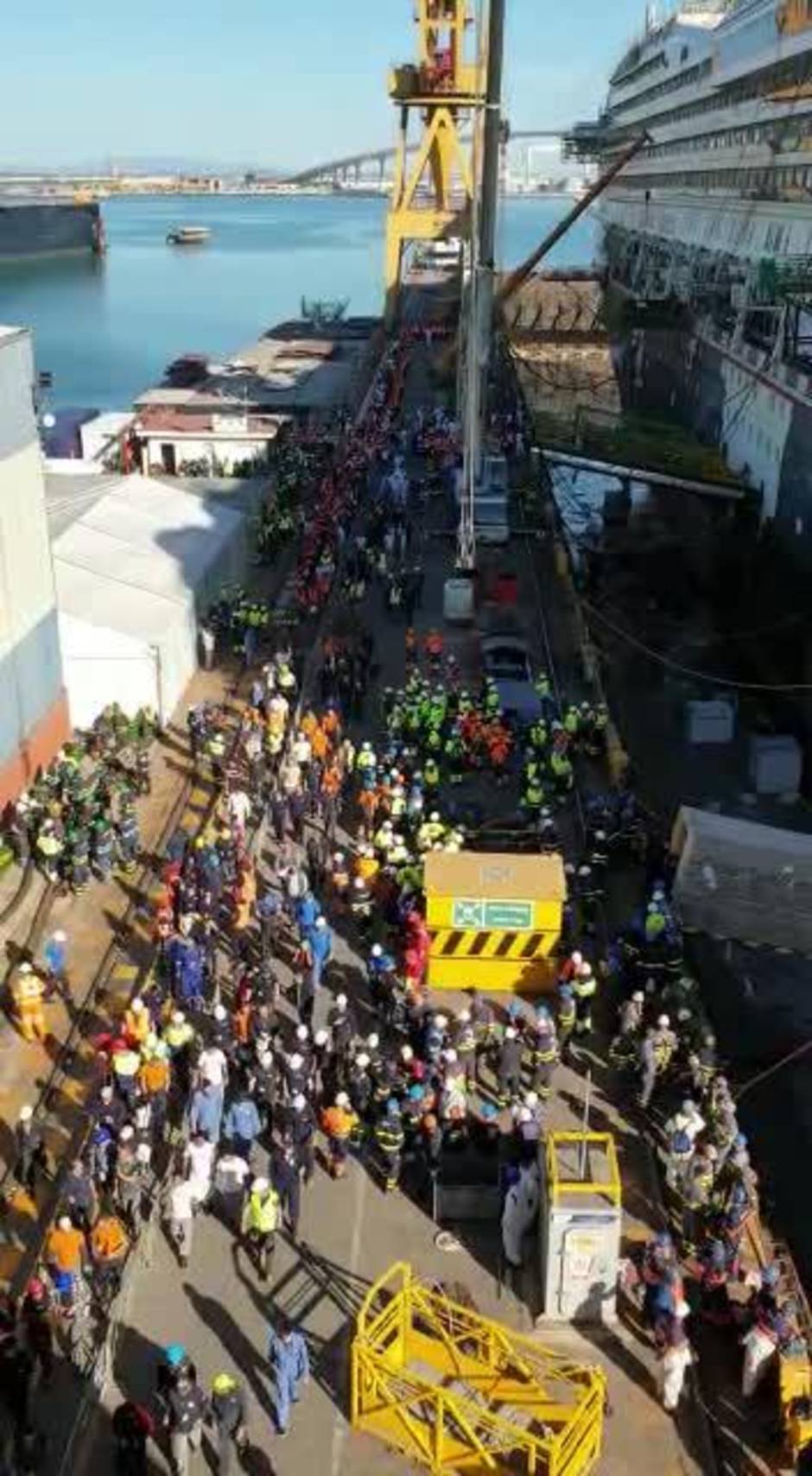 Un incendio obliga a desalojar el crucero 'Triumph' del astillero de Cádiz