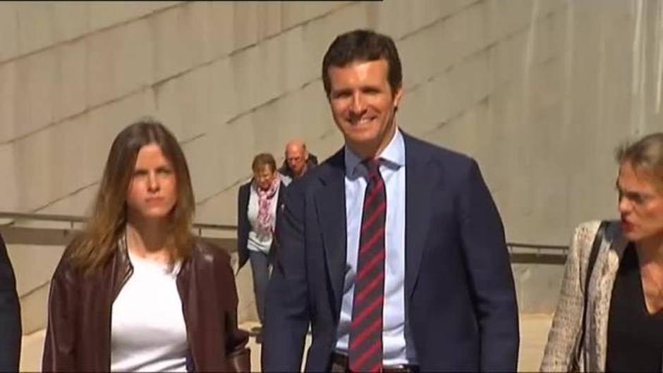 Los políticos reaccionan a la retirada de símbolos en la Generalitat