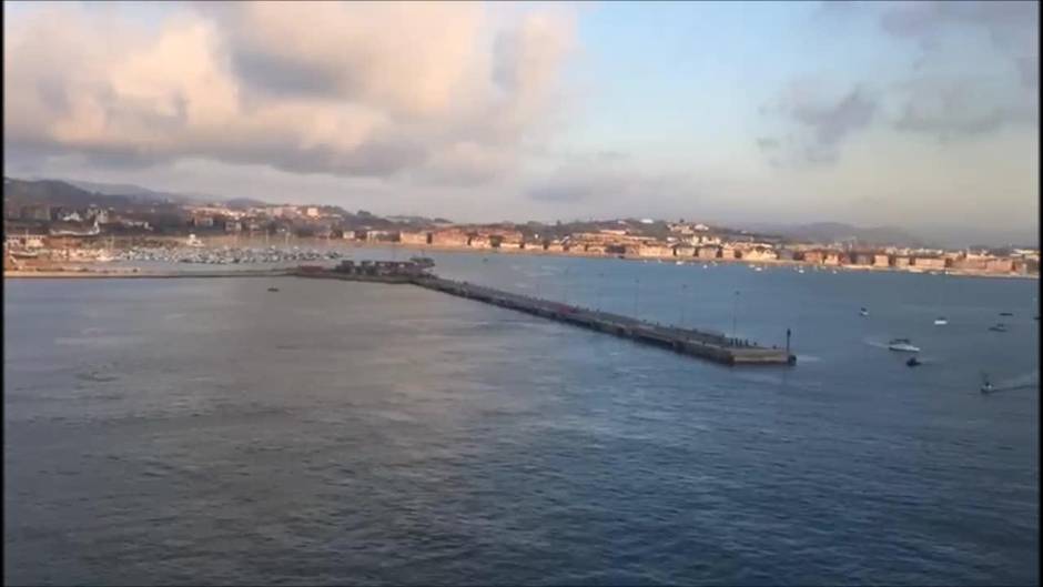 El buque 'Juan Carlos I' se despide de Guecho