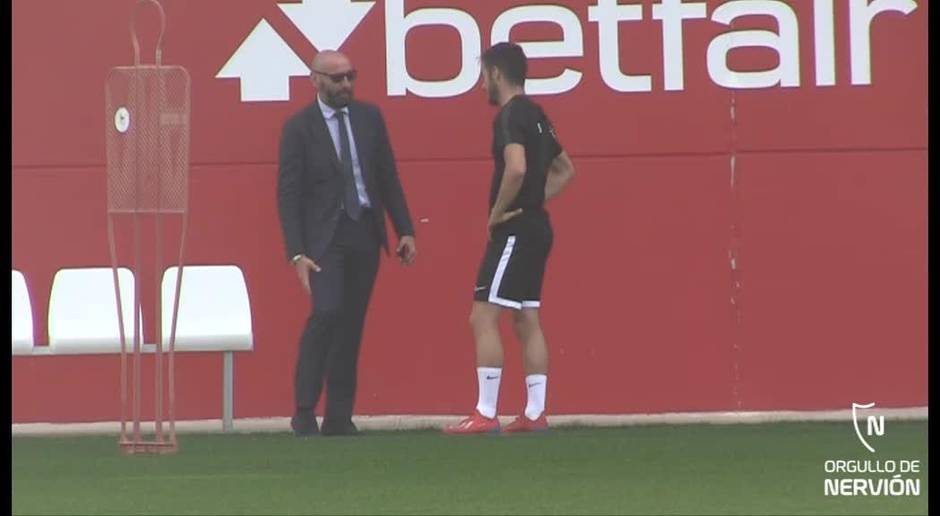 Monchi acude al entrenamiento del Sevilla y charla con Sarabia