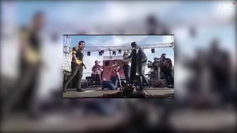 Un joven sevillano sorprende a su pareja pidiéndole matrimonio en medio de concierto de Andy y Lucas