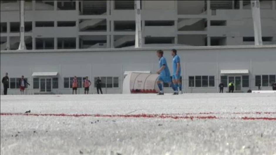 Un campo de fútbol en Rusia hecho con 50.000 vasos de plástico