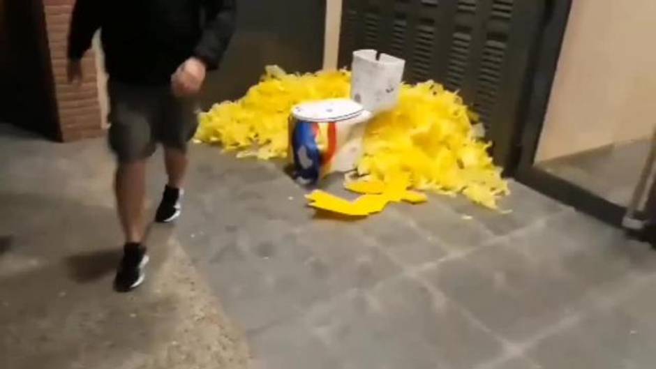 Colocan lazos amarillos y un váter con una estelada en la casa del líder de los Mossos por la República