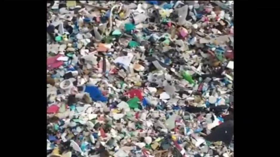Una oleada de plástico inunda una playa de Tenerife