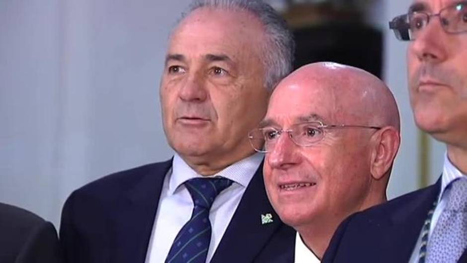 El Betis realiza su tradicional ofrenda al Cristo de la Misión