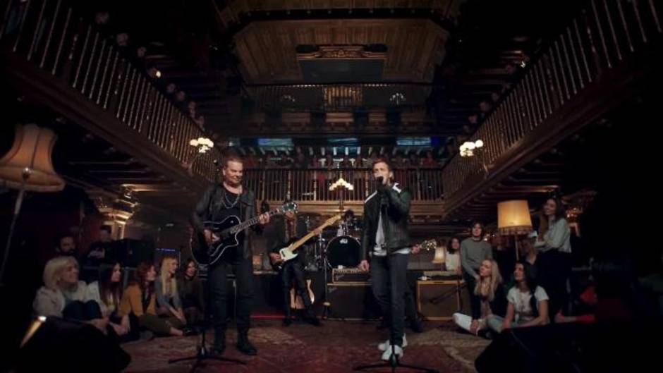 Maná y Alboran pasean por Madrid y versionan 'Rayando el sol'