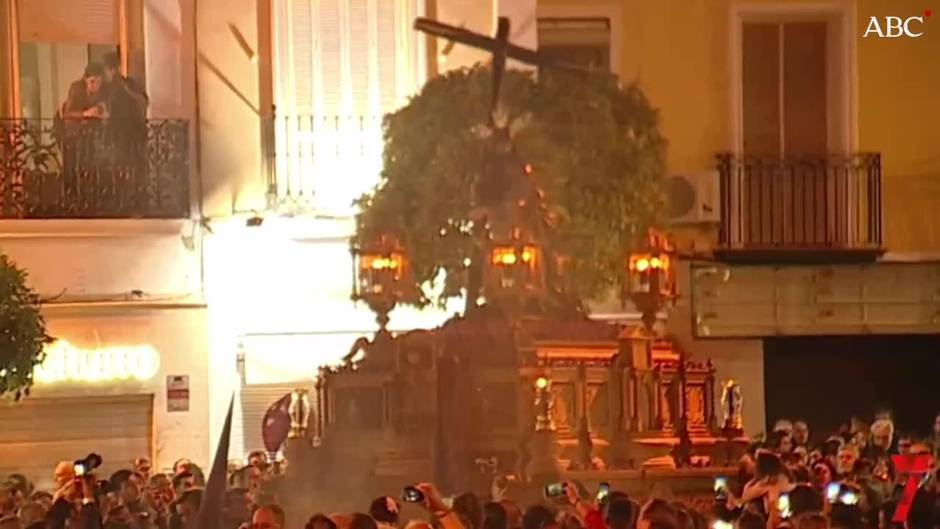 El Santísimo Cristo de la Corona a su paso por el Salvador en la noche del Viernes de Dolores de la Semana Santa de Sevilla de 2019