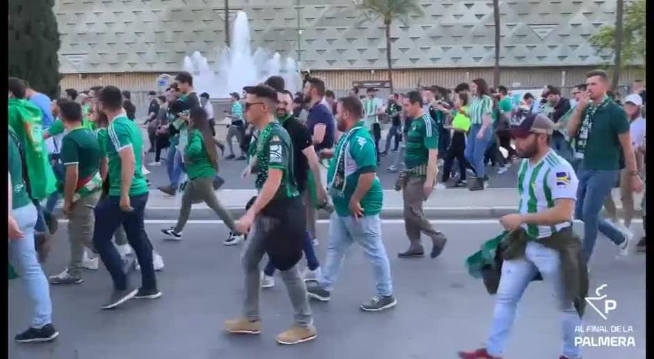 Salida de los aficionados del Betis al Sánchez-Pizjuán