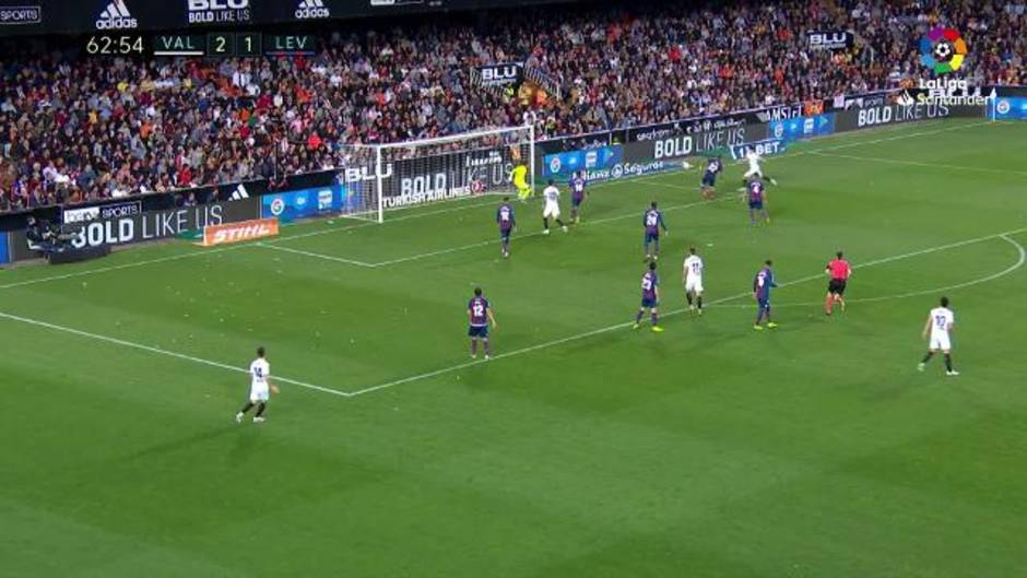 Gol de Santi Mina (3-1) en el Valencia 3-1 Levante