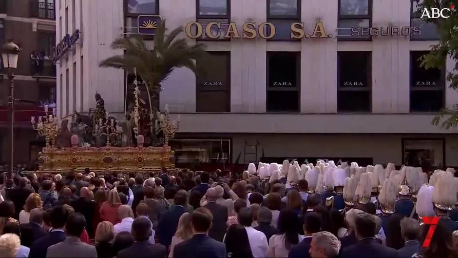 Emotivo momento del Domingo de Ramos con la Borriquita a su paso por la Campana