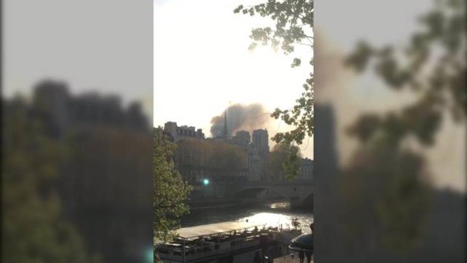 Un grave incendio consume la catedral de Notre Dame de París