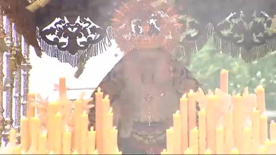 El expresidente del Gobierno, José María Aznar, acude a la salida de la Virgen de la Caridad que porta un fajín de Franco