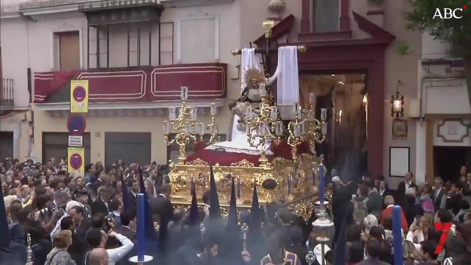 La salida del Misterio de la hermandad del Baratillo en el Miércoles Santo