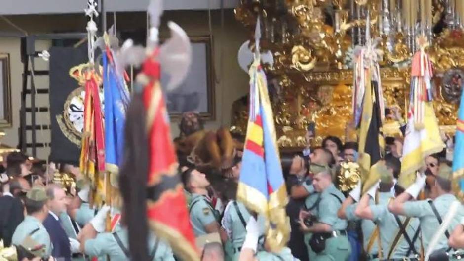 Traslado del Cristo de la Buena Muerte por los legionarios en Málaga