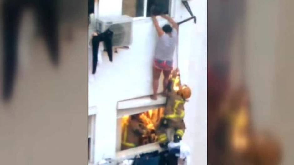 Una mujer y sus dos hijos mueren en el incendio de su casa en Barcelona