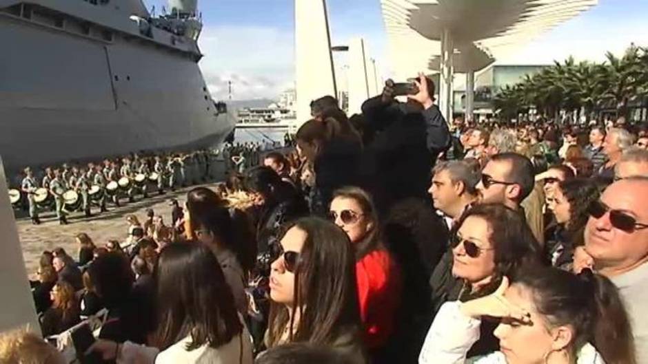 El traslado del Cristo de Mena en Málaga, deslucido por la lluvia