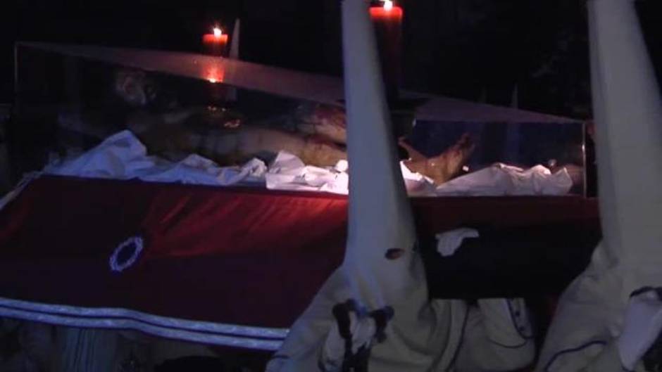 Silencio y respeto en el Miserere de la Hermandad de Jesús Yacente de Zamora