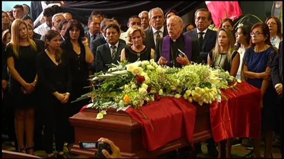 Cientos de peruanos acuden al velatorio del ex presidente Alan García