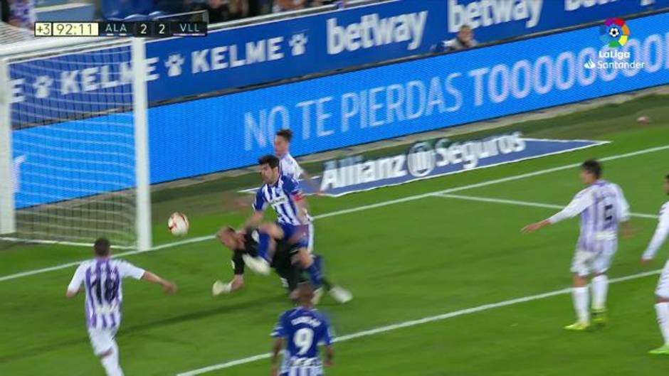 LaLiga Santander (J33), choque entre Manu García y Yoel en el Alavés 2-2 Real Valladolid