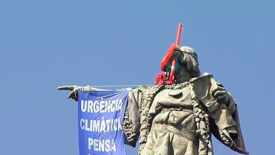 Greenpeace le coloca unas gafas de buceo a la estatua de Colón en Barcelona