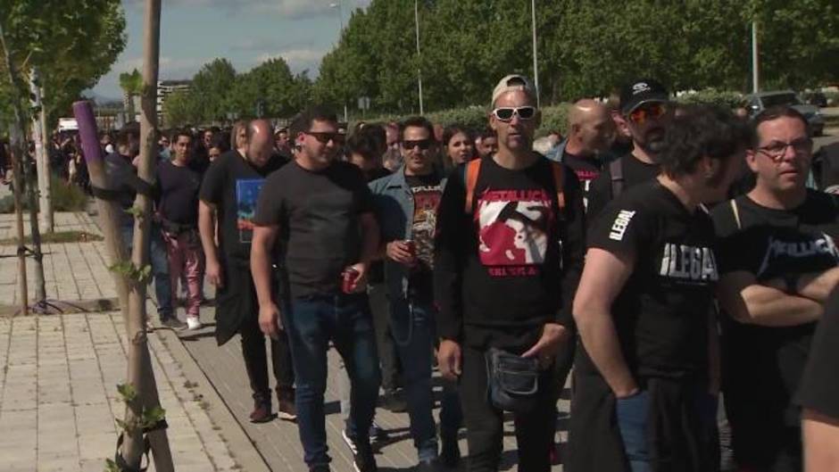 Largas colas de espectadores para asistir al concierto de Metallica en Madrid