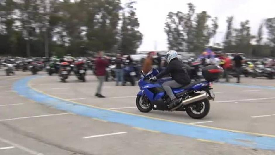 Multitudinaria llegada de aficionados a las motos en Jerez