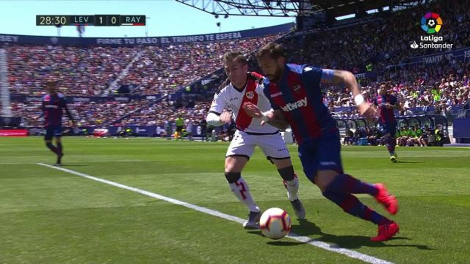 José Luis Morales falla un penalti en el Levante-Rayo