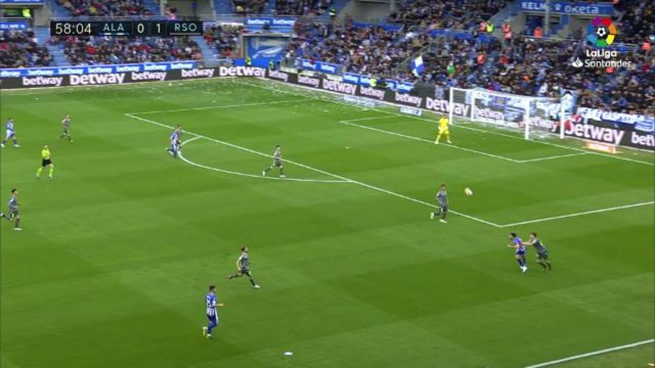 Paradas de Rulli en el partido del Alavés 0 - 1 Real Sociedad