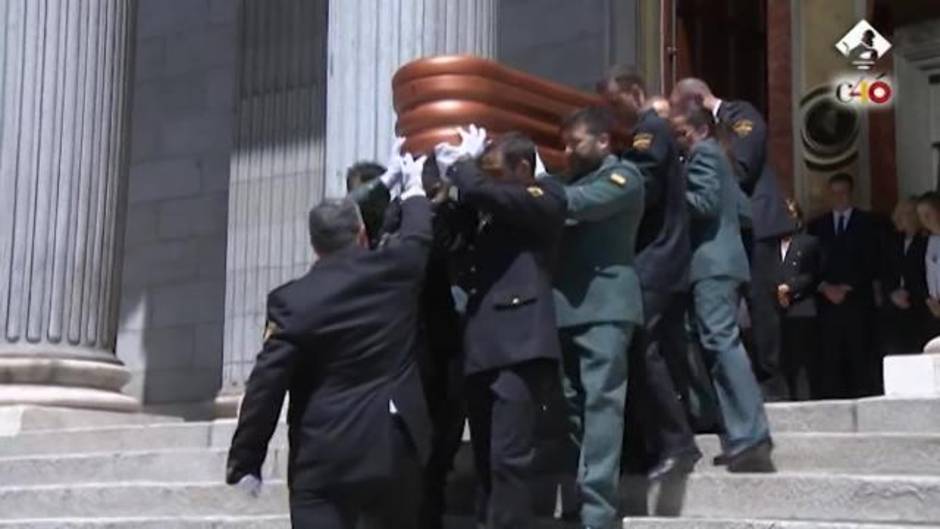 El féretro con los restos mortales de Rubalcaba sale del Congreso