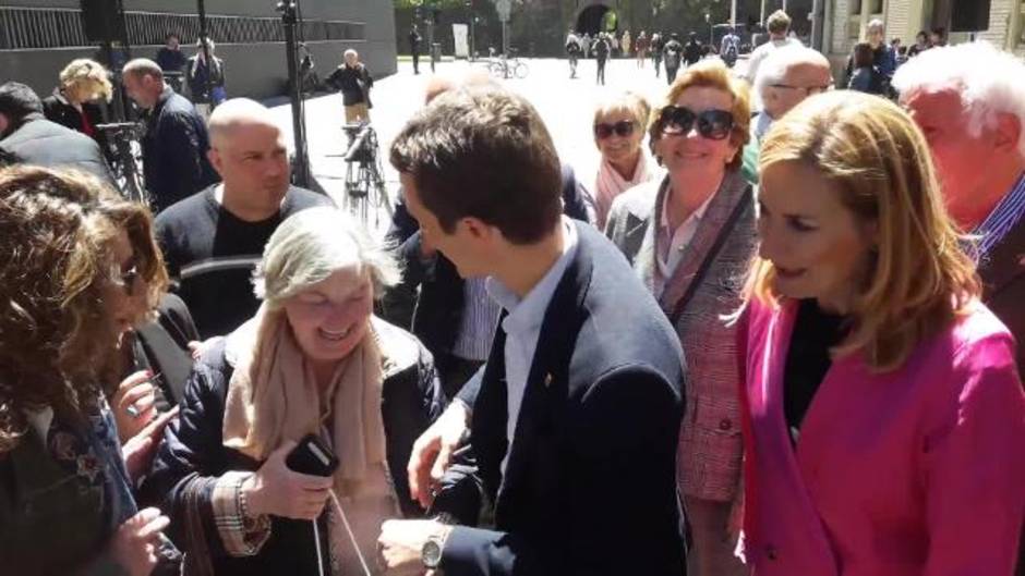 Casado visita Pamplona, donde le regalan una lata de espárragos